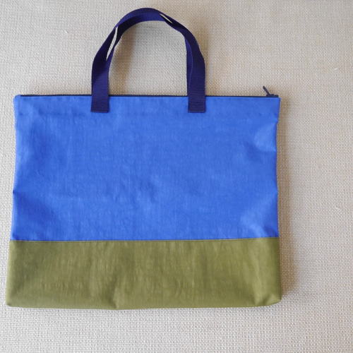 ファスナー付きマチ2cm ナイロンのレッスンバッグ ブルー×カーキー