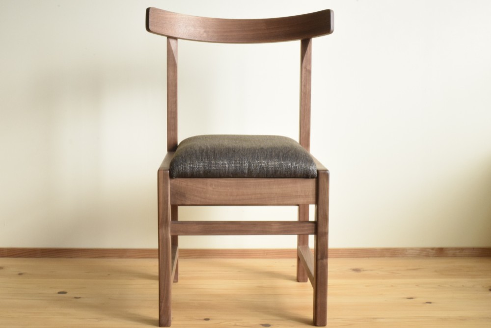 ウォールナットのダイニングチェアー　ファブリック（T7388）
