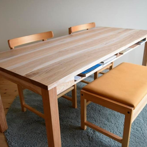 カバ桜の棚付きダイニングテーブル 150x80cm