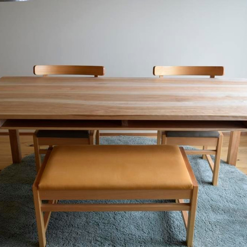 カバ桜の棚付きダイニングテーブル 150x80cm
