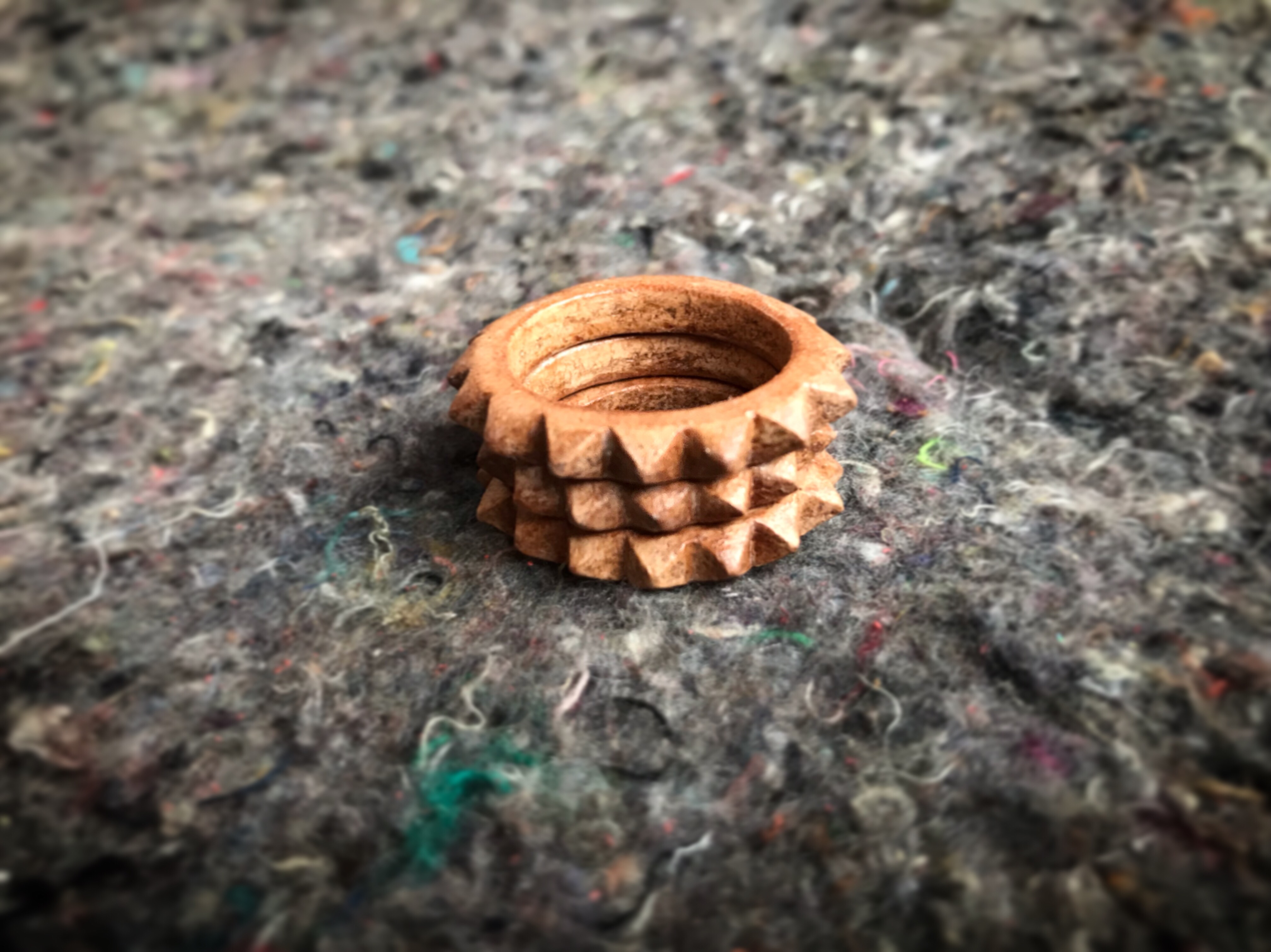 三連スタッズレザーリング