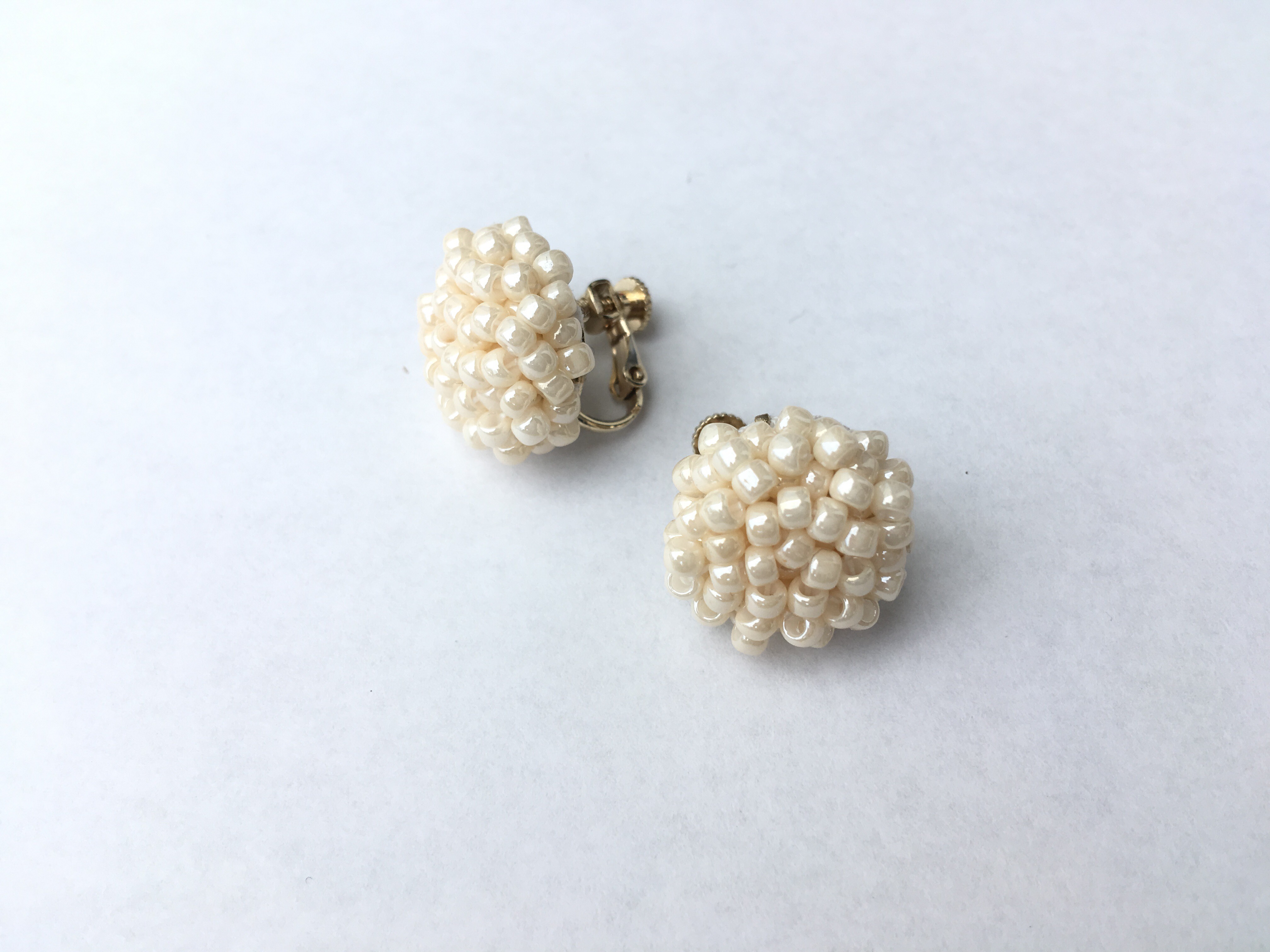 ビーズ刺繍のイヤリング・ピアス(パールホワイト) イヤリング