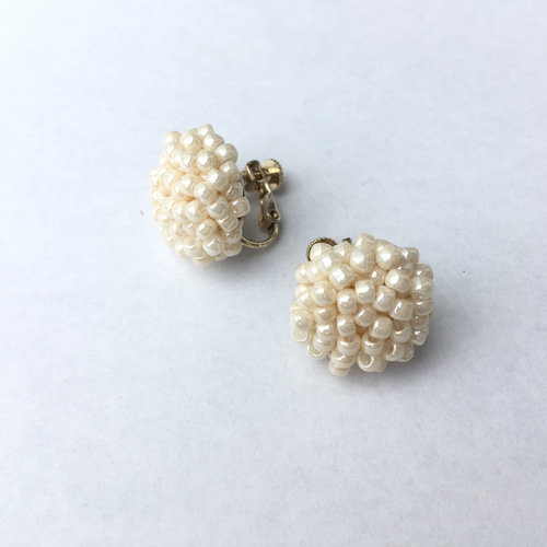 ビーズ刺繍のイヤリング・ピアス(パールホワイト) イヤリング