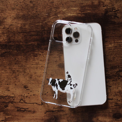 牛さんと牛柄ネコさん スマホケース：iPhone15〜 4枚目の画像