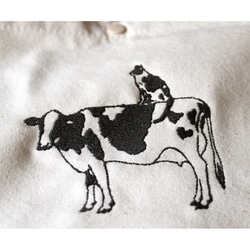 牛さんと牛柄ネコさんの刺繍サコッシュ 猫 4枚目の画像