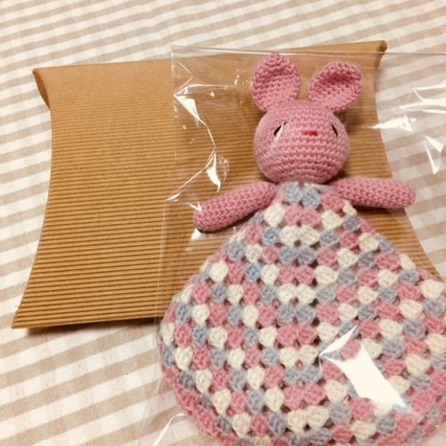 うさぎちゃんのあみぐるみ付き すやすやミニブランケット おもちゃ