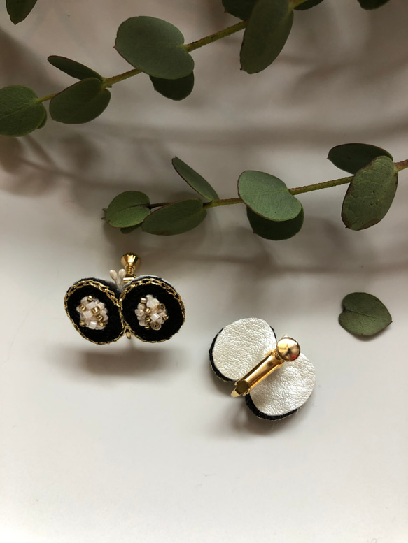 刺繍イヤリング　きらきらちょうちょのイヤリング（black） 3枚目の画像