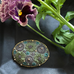 リボン刺繍　green flower（ブローチorヘアゴム） 1枚目の画像