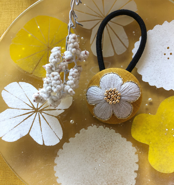 【再販・受注制作】刺繍ヘアゴム お花(淡いグレー) 4枚目の画像