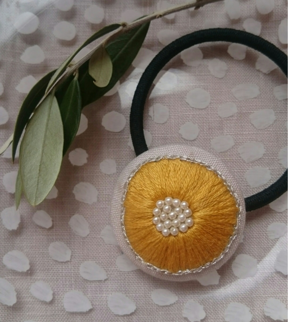 【再販・受注制作】刺繍ヘアゴム 丸い大きなお花(イエロー) 2枚目の画像