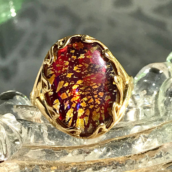 ブルーシラー・・Redオパール vintage glass ring（フリーサイズ・ハートベゼル） 2枚目の画像