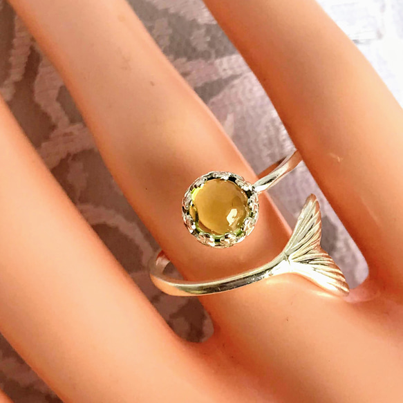 ８月誕生石 宝石質 丸いペリドット マーメイドテール ring （プラチナカラー） 7枚目の画像