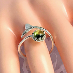 ８月誕生石 宝石質 丸いペリドット マーメイドテール ring （プラチナカラー） 8枚目の画像