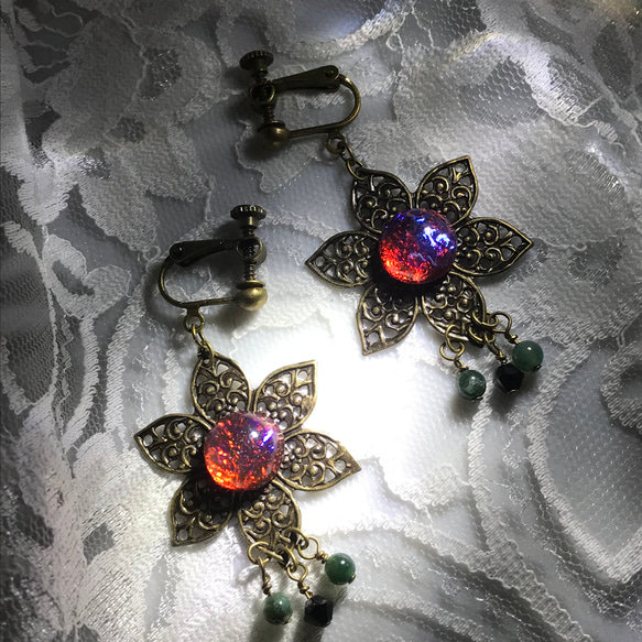 ドラゴンズブレス vintage glass アンティーク調 花のイヤリング 2枚目の画像