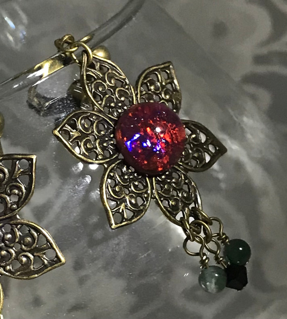 ドラゴンズブレス vintage glass アンティーク調 花のイヤリング 3枚目の画像
