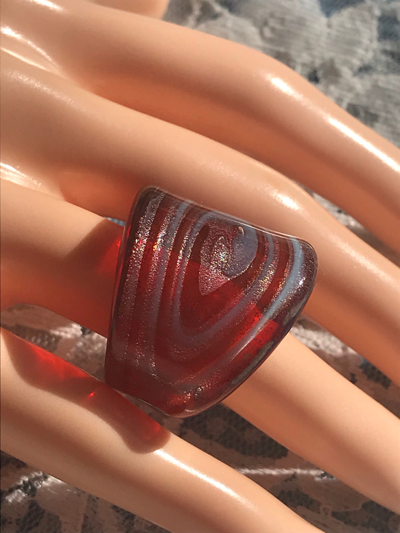 硝子の創作ring・・赤い水に落とされた銀色の渦巻き（１５．５号） 2枚目の画像