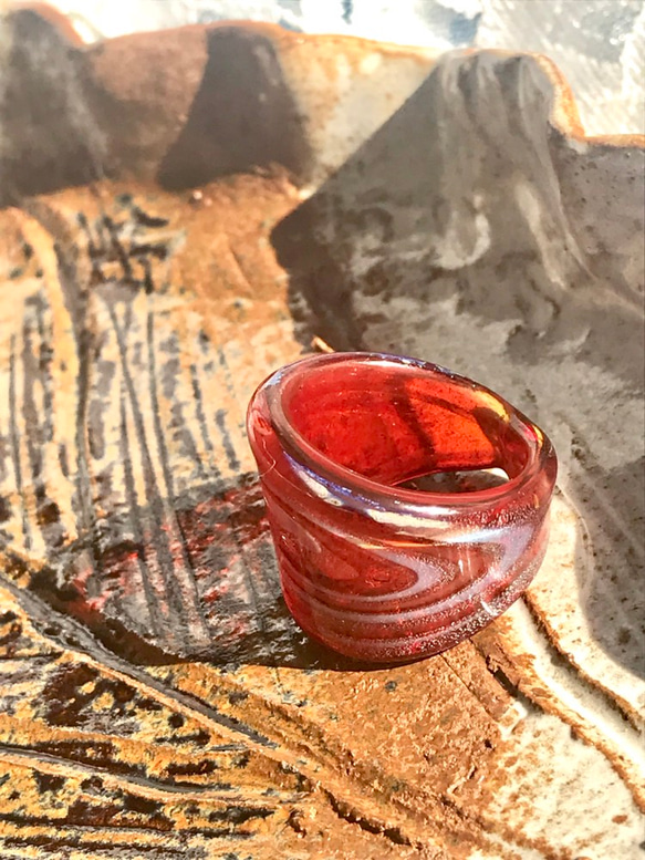 硝子の創作ring・・赤い水に落とされた銀色の渦巻き（１５．５号） 3枚目の画像