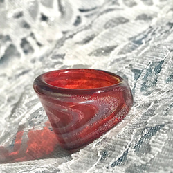 硝子の創作ring・・赤い水に落とされた銀色の渦巻き（１５．５号） 9枚目の画像