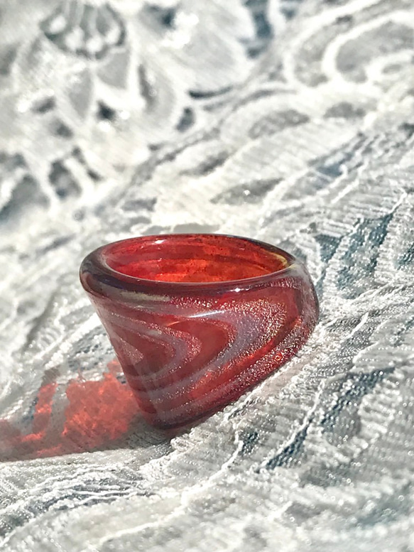 硝子の創作ring・・赤い水に落とされた銀色の渦巻き（１５．５号） 9枚目の画像