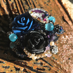 ゴシック風　青バラ・オニキスの黒薔薇も添えて豪華ブローチ 2枚目の画像