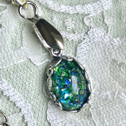 オパールグリーン vintage glass necklace（チェーンの長さ変更可能・左利きにも対応） 10枚目の画像
