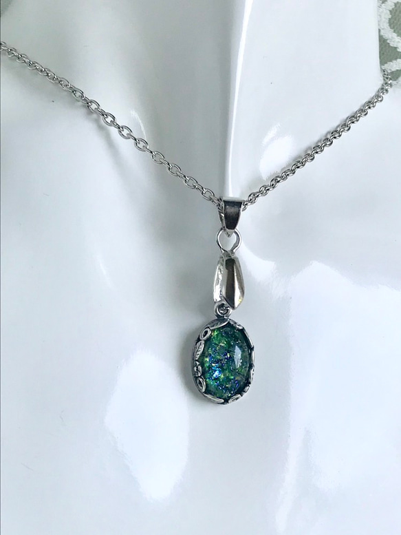 オパールグリーン vintage glass necklace（チェーンの長さ変更可能・左利きにも対応） 9枚目の画像