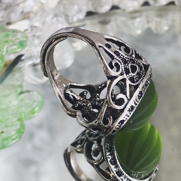 アンティーク調・・Ribbed ライトグリーン vintage glass butterfly ring（9～２７号） 10枚目の画像