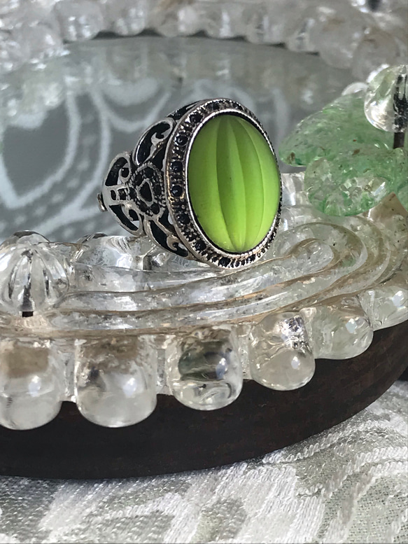 アンティーク調・・Ribbed ライトグリーン vintage glass butterfly ring（9～２７号） 9枚目の画像