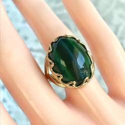 エメラルドグリーン・キャッツアイ vintage glass ring（フリーサイズ・ハートベゼル） 2枚目の画像