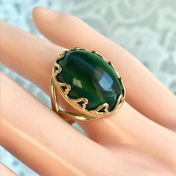 エメラルドグリーン・キャッツアイ vintage glass ring（フリーサイズ・ハートベゼル） 6枚目の画像