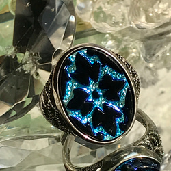 チェコスロバキア Black×Bermuda Blue　ヴィンテージガラス ring（８～２７号） 1枚目の画像