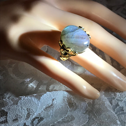 大粒の神秘の石・・ラブラドライト  ring（フリーサイズ・クローバーリーフ） 10枚目の画像