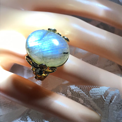 大粒の神秘の石・・ラブラドライト  ring（フリーサイズ・クローバーリーフ） 2枚目の画像