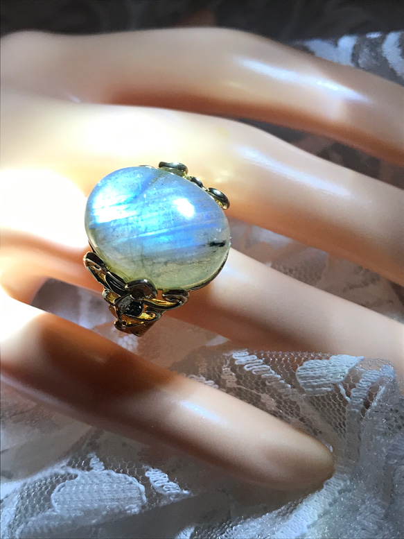 大粒の神秘の石・・ラブラドライト  ring（フリーサイズ・クローバーリーフ） 2枚目の画像