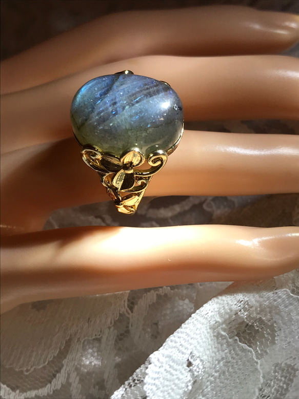 大粒の神秘の石・・ラブラドライト  ring（フリーサイズ・クローバーリーフ） 4枚目の画像