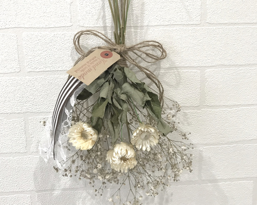かすみ草とヘリクリサムのホワイトスワッグ 〜ドライフラワー 花束