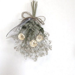 かすみ草とヘリクリサムのホワイトスワッグ  〜ドライフラワー 花束 4枚目の画像