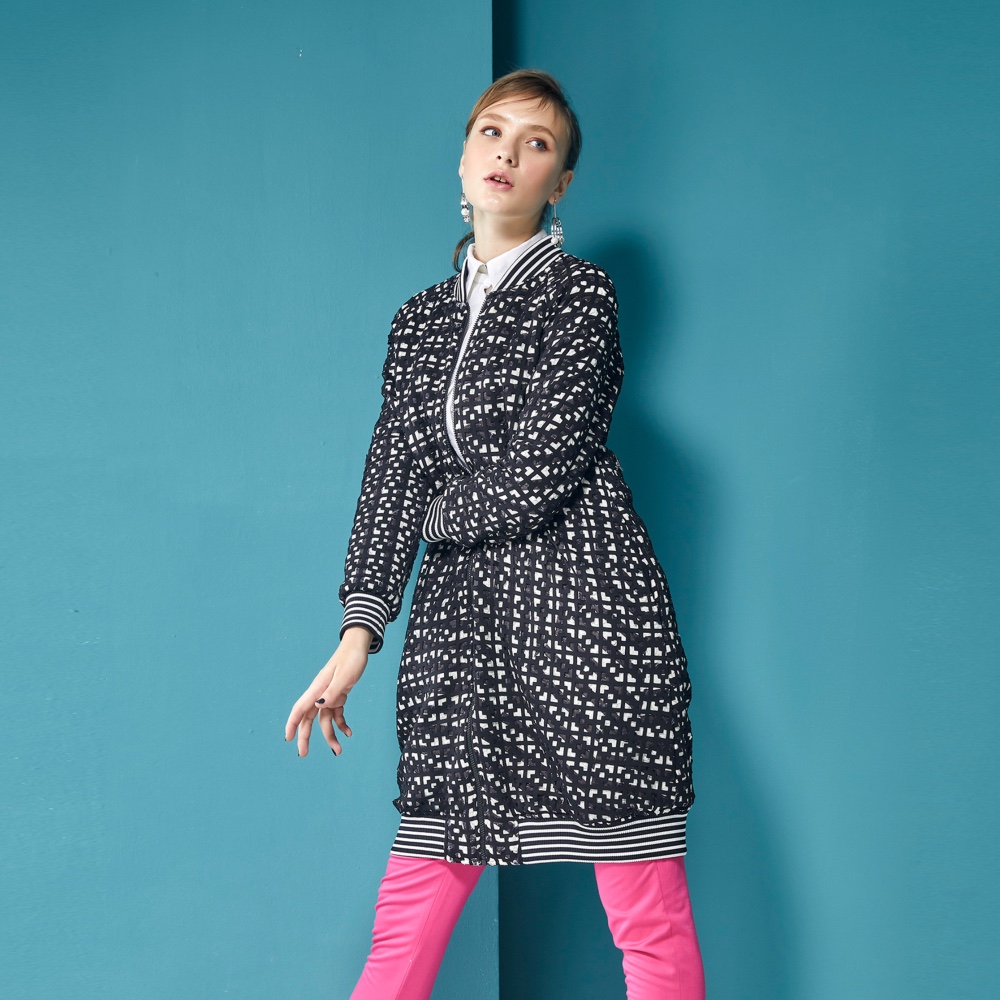 アーデンは長い迷彩ジャケットを積層しました