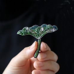 煌く蓮の葉　ビーズ刺繍　リーフブローチ 1枚目の画像