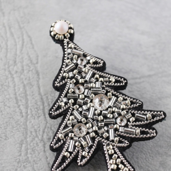 【特集掲載・ブローチ】冬のコーデに輝くクリスマスツリー　ビーズ刺繍ブローチ（スワロフスキー・パール） 5枚目の画像