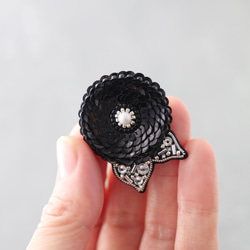 【ブローチ】モノトーンの大輪の花　シックで上品　フォーマルにも使えるビーズ刺繍のフラワーブローチ　 2枚目の画像