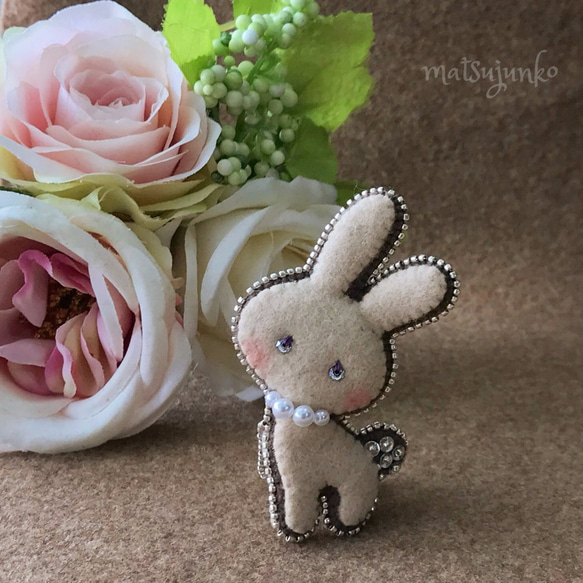 空を見上げるうさぎさん ビーズ刺繍 ぬいぐるみ （チョコサンド 
