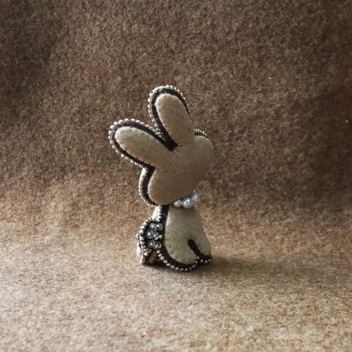 空を見上げるうさぎさん ビーズ刺繍 ぬいぐるみ （チョコサンド 