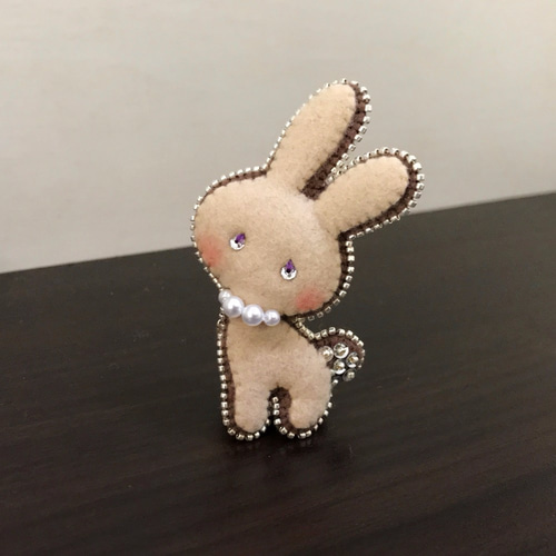空を見上げるうさぎさん ビーズ刺繍 ぬいぐるみ （チョコサンド 
