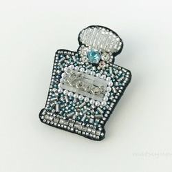 香水瓶のキラキラ宝石刺繍ブローチ（スワロフスキー：水色・チャーム：Love） 2枚目の画像