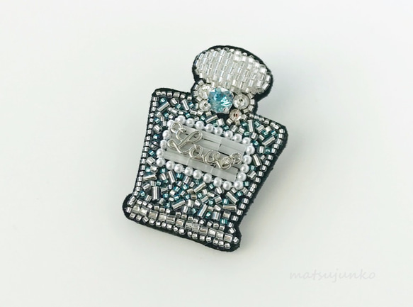 香水瓶のキラキラ宝石刺繍ブローチ（スワロフスキー：水色・チャーム：Love） 2枚目の画像