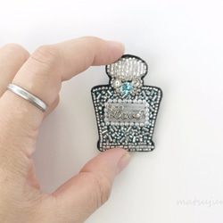香水瓶のキラキラ宝石刺繍ブローチ（スワロフスキー：水色・チャーム：Love） 5枚目の画像