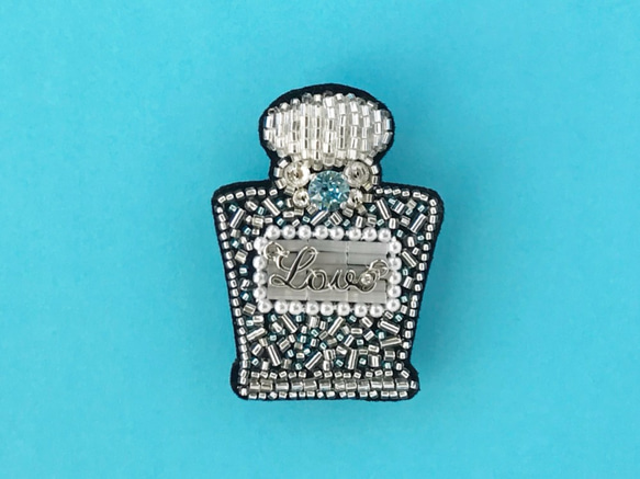 香水瓶のキラキラ宝石刺繍ブローチ（スワロフスキー：水色・チャーム：Love） 6枚目の画像