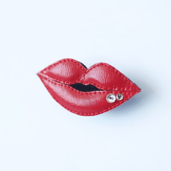 【特集掲載】赤の差し色　大人可愛いぷっくりリップ（唇）　ハンドメイドブローチ（レザー・スワロフスキー） 2枚目の画像