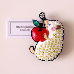 お花いっぱい♡ハリネズミさん　りんごに夢中♡　レザー＆ビーズ刺繍ブローチ 5枚目の画像